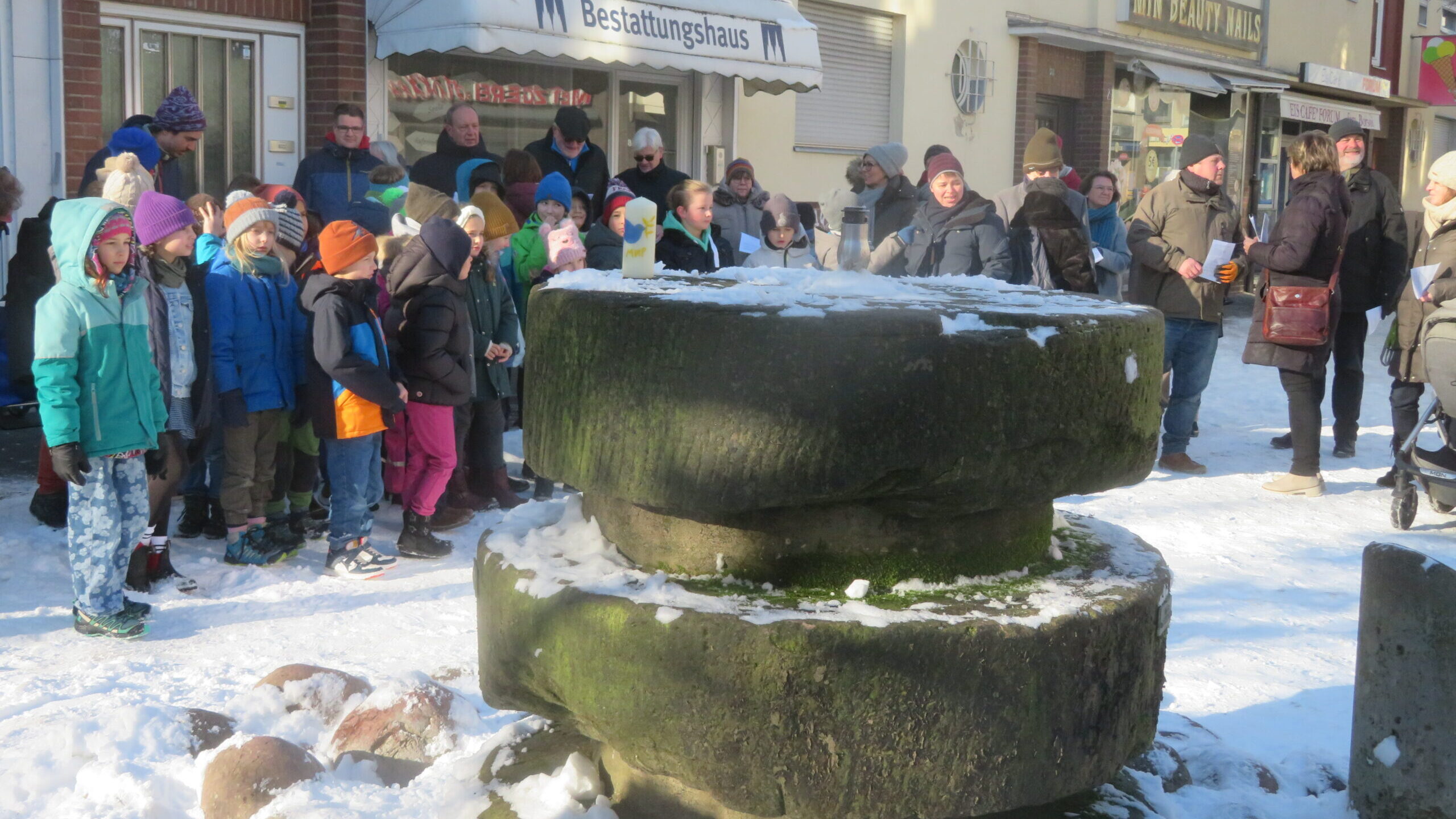 Du betrachtest gerade 100. Mahnwache am Mühlenbrunnen: Ein Zeichen gegen Krieg