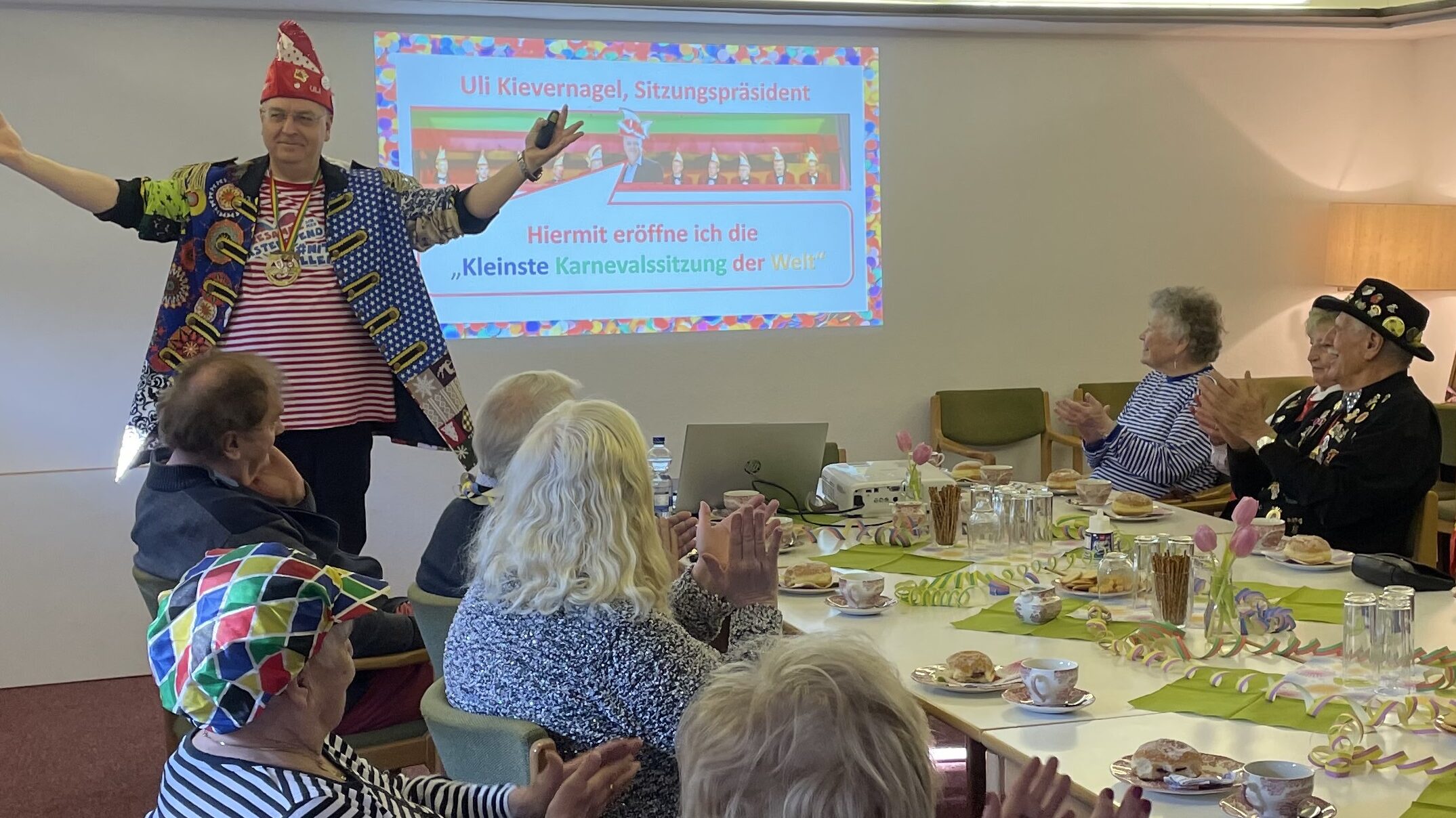 Read more about the article Schunkeln bei kölschen Liedern, Ähzezup und Berlinern: Seniorenkarneval bei der ASG