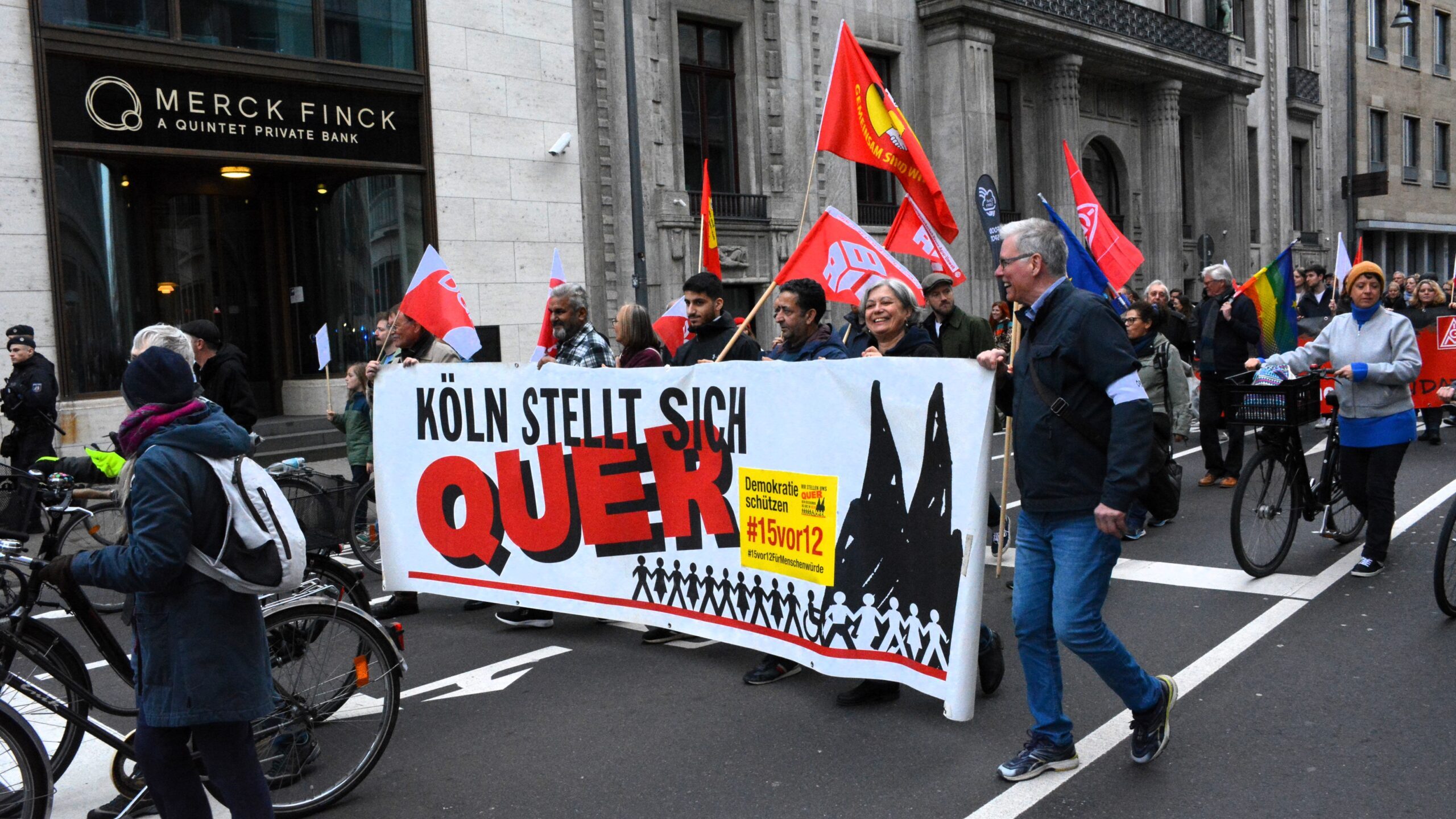 Du betrachtest gerade „15 vor 12“ stieß auf große Resonanz: Aktion gegen Rassismus in Betrieben, Schulen und anderen Institutionen