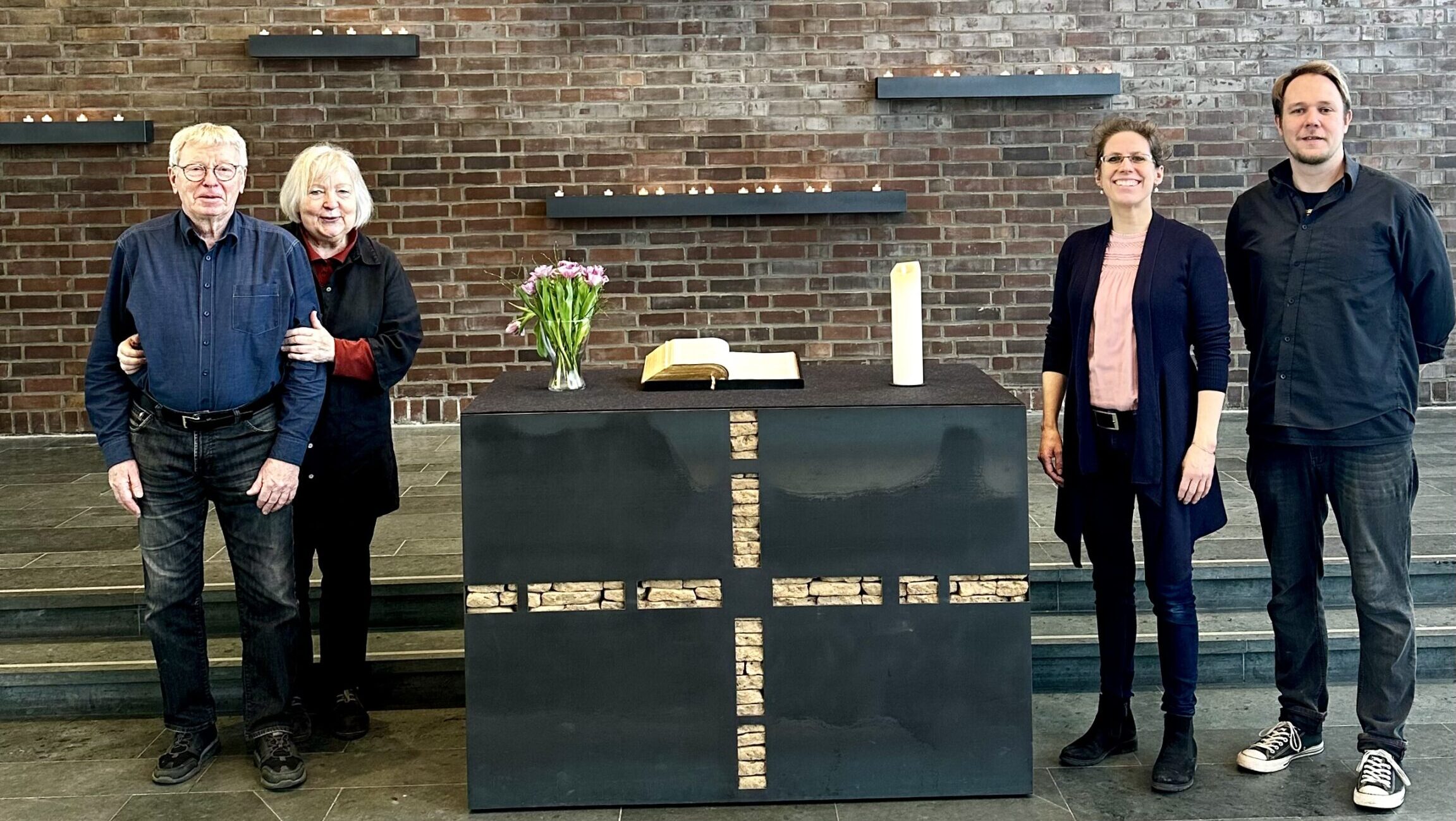 Du betrachtest gerade Neugestaltung in der Epiphaniaskirche Köln-Bickendorf: Eine Kerzenwand erstrahlt