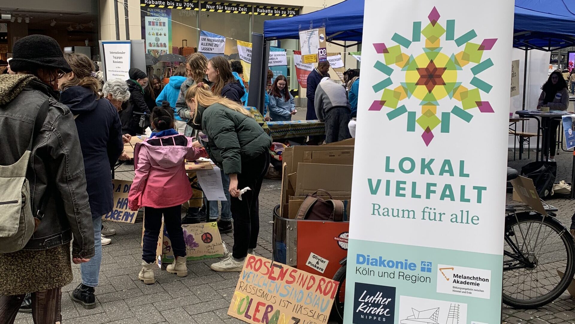 Read more about the article Diakoniespende 2023/2024: „Lokal Vielfalt“ setzt sich gegen Rassismus ein – und wie man sich selbst engagieren kann