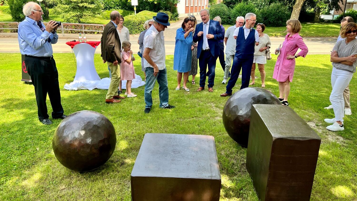 Du betrachtest gerade Kunst im Grünen: Einweihung von Ansgar Nierhoffs Skulptur auf dem Campus der Diakonie Michaelshoven