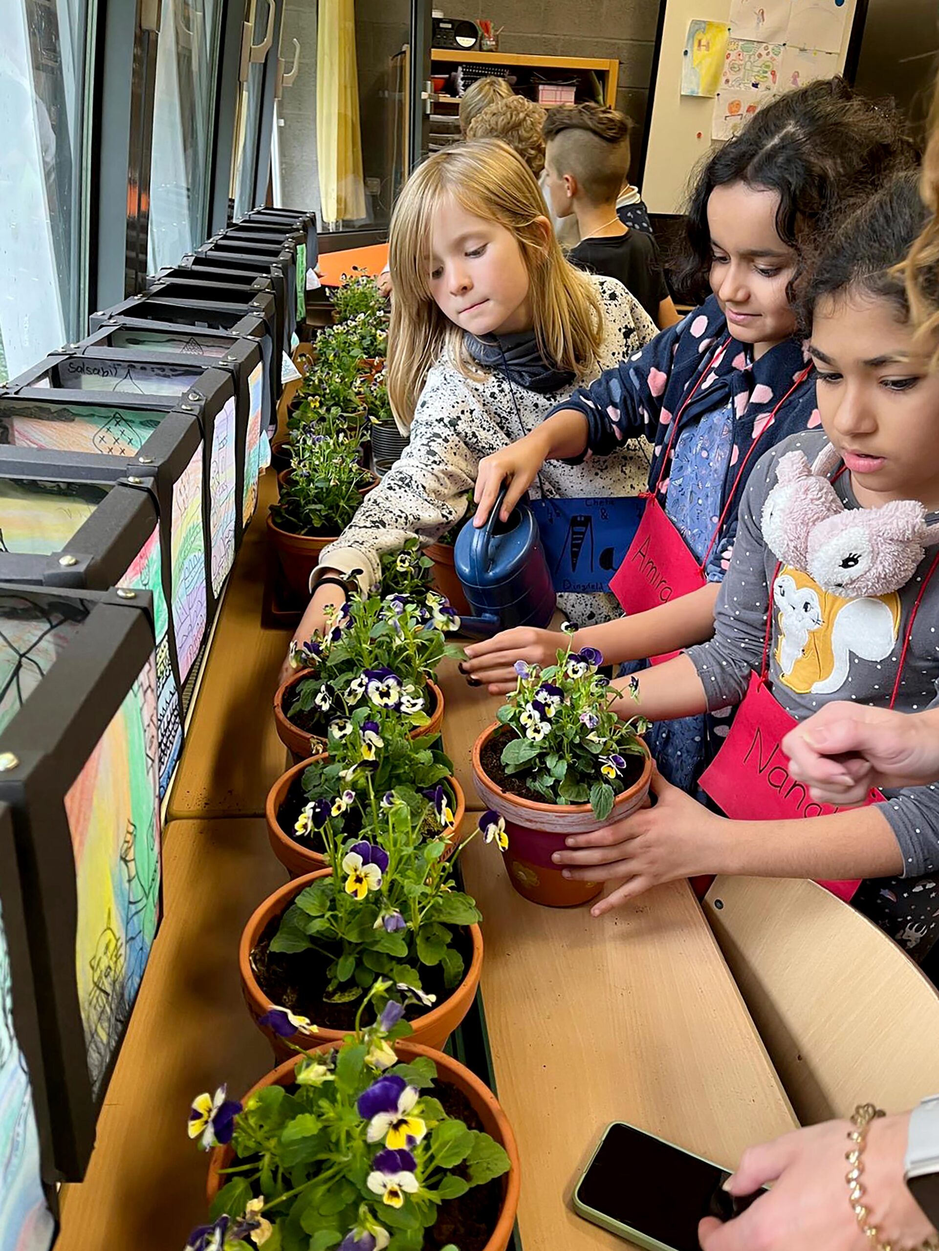 Kreative Aktionen wie Blumenpflanzen waren Teil des Projekts.