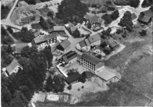 1964 mit Kapelle.