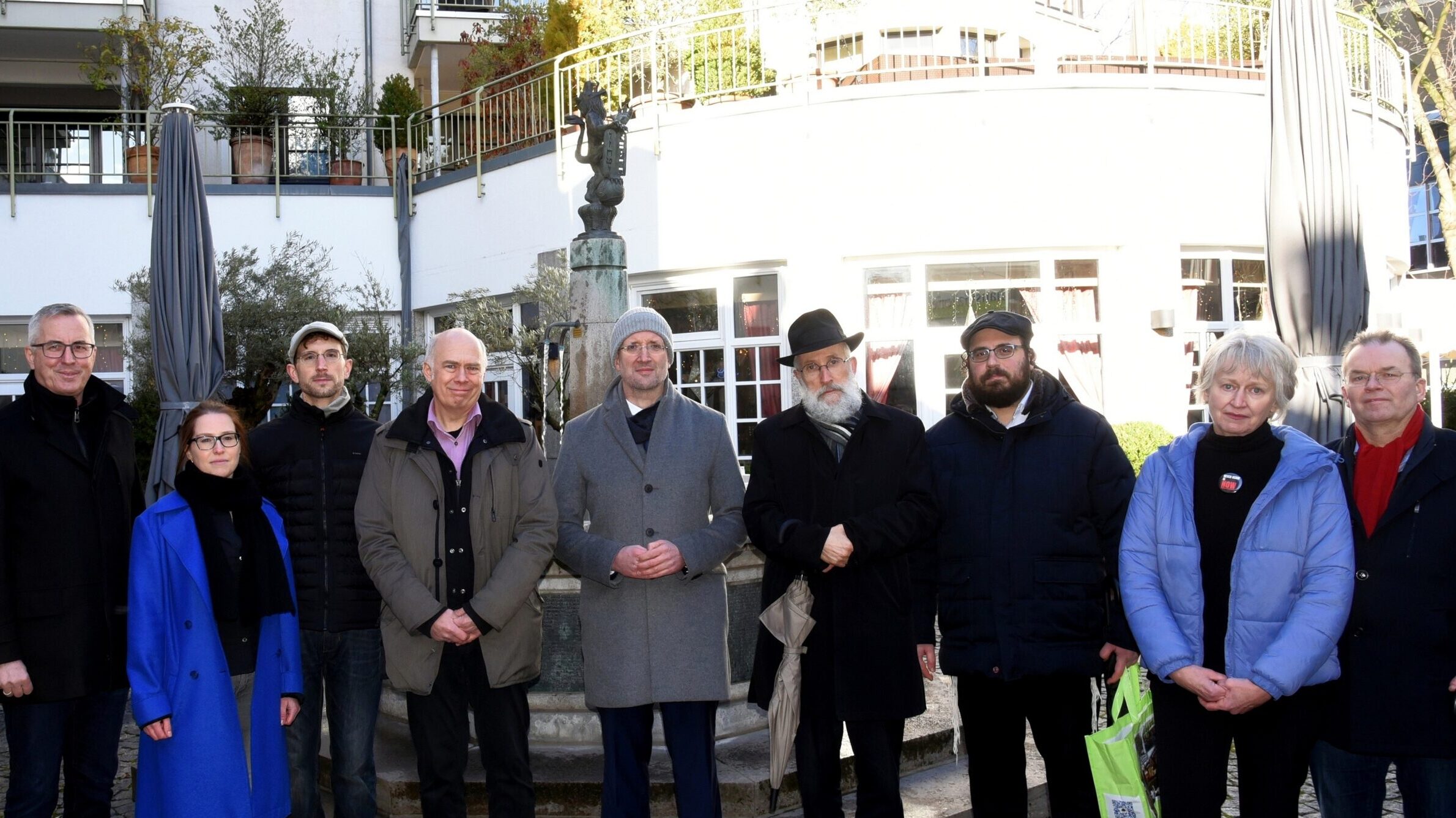 Du betrachtest gerade Erinnern an die Opfer der Shoa: Gedenkstunde am Löwenbrunnen und Gedenkveranstaltung in der Antoniterkirche