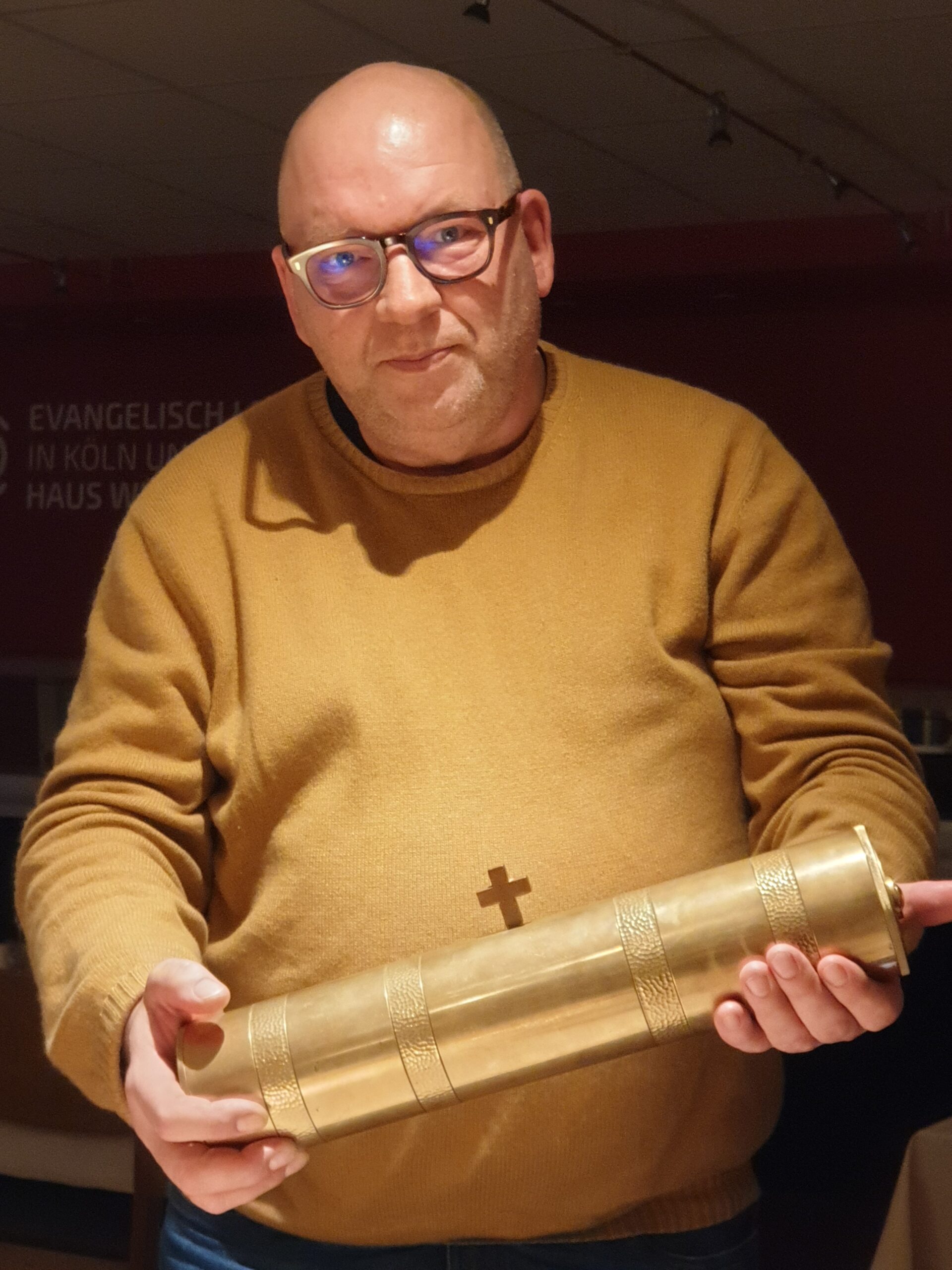 Bautenkirchmeister Quirin Seifert präsentiert die wunderschöne und unversehrte Kapsel.