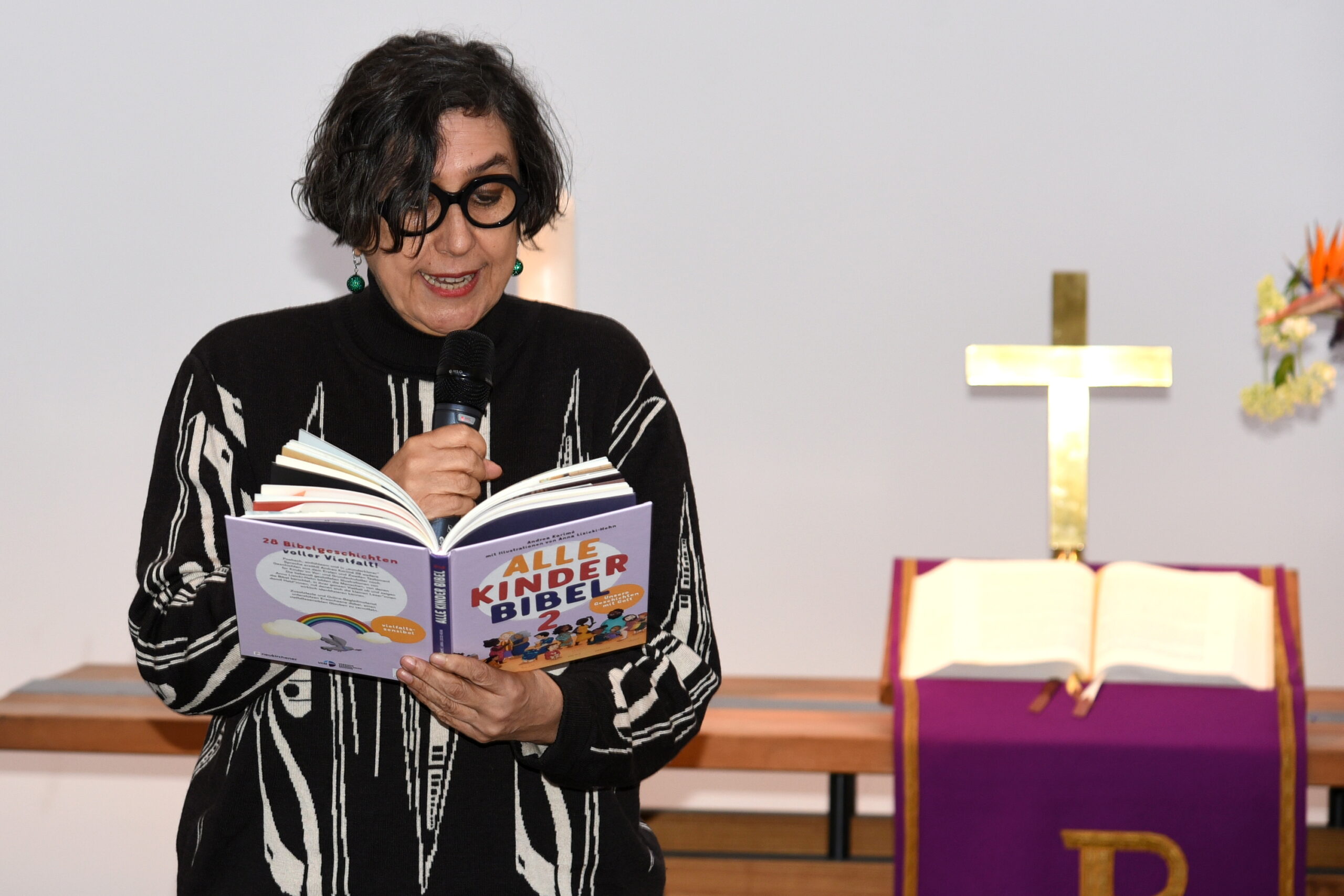 Autorin Andrea Karimé liest aus dem Buch.
