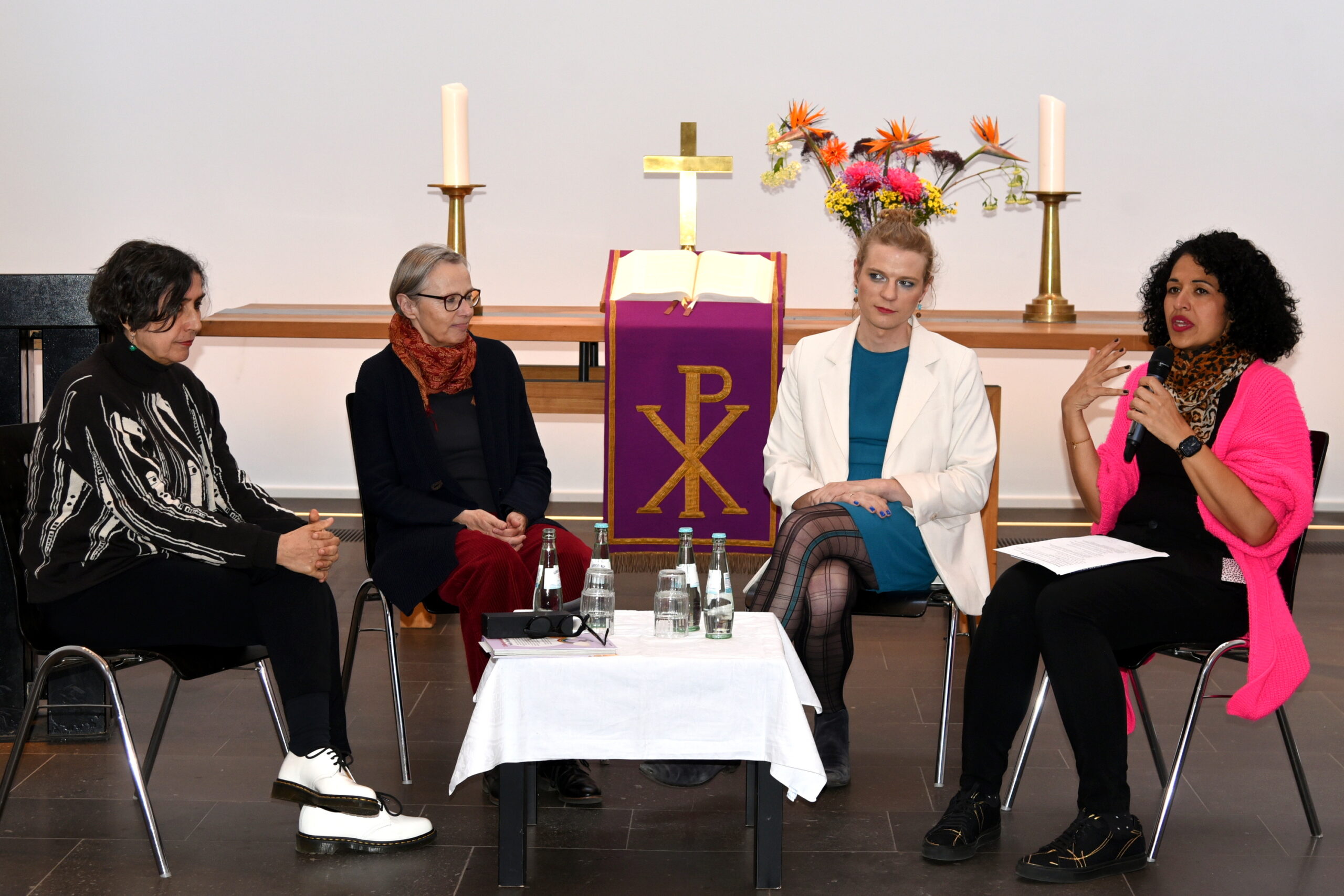 Autorin Andrea Karimé (v.l.), Pastorin Dr. Claudia Währisch-Oblau, Pfarrer*in Tovja Heymann sowie die moderierende VEM-Referentin Sarah Vecera.