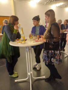 Zwischen den Blicken auf Vergangenheit und Zukunft gab es bei Sekt, Torte und mehr köstlichen Kalorien viel informellen Austausch und Vernetzung zwischen Vikarinnen, Prädikantinnen und Pfarrerinnen aus verschiedenen Generationen und aus den vier Kirchenkreisen.