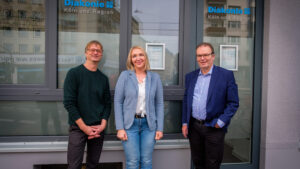 Bernhard Seiger, Stadtsuperintendent des Evangelischen Kirchenverbandes Köln und Region (r.), Michael Lampa und Maja Schumacher vom Diakonischen Werk Köln und Region, freuen sich über Spenden für die Diakoniespende 2025/2026..